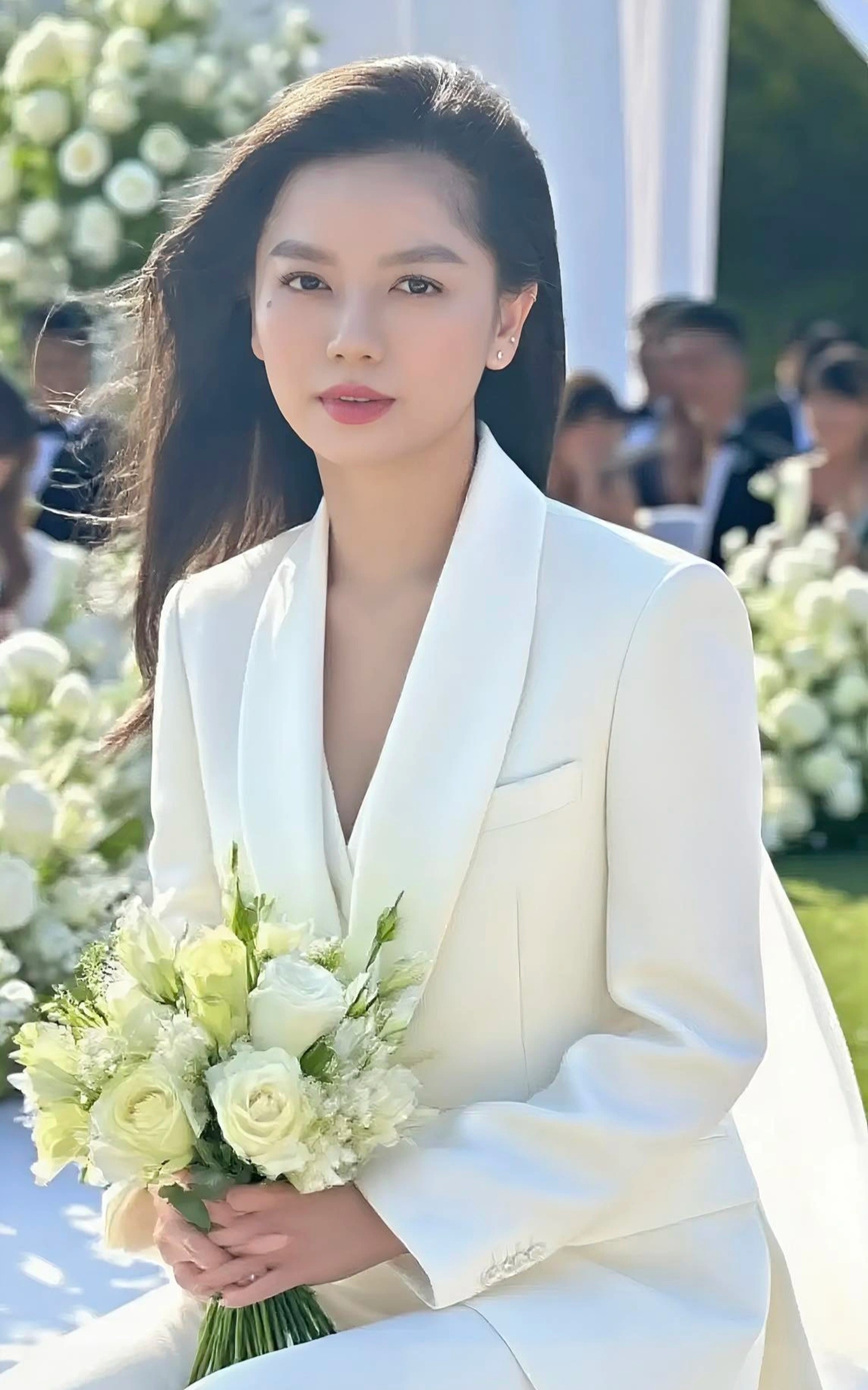 Bóng hồng duy nhất phim Mưa đỏ: Từng thi hoa hậu, đời thường gợi cảm - 3 Bóng hồng duy nhất phim Mưa đỏ: Từng thi hoa hậu, đời thường gợi cảm - 3