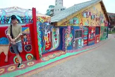 Cụ ông 97 tuổi biến hóa khu nhà cũ kỹ thành “làng cầu vồng”