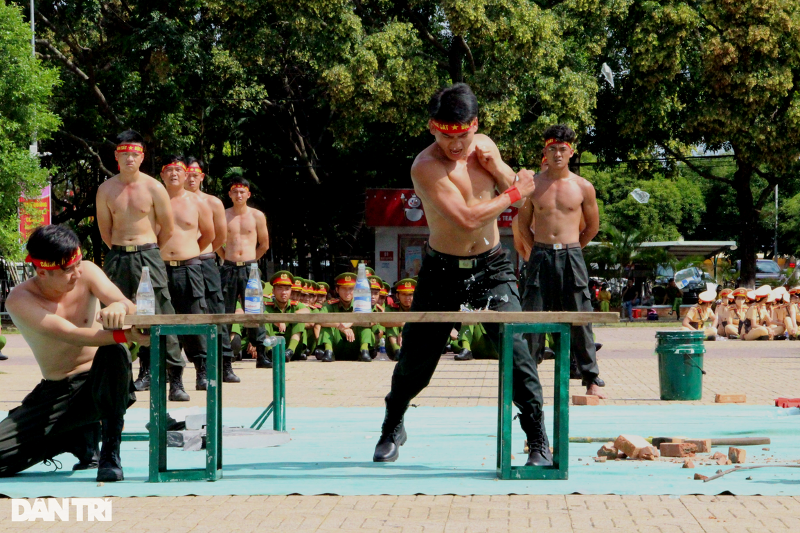 Chiến sĩ công an dùng mắt, yết hầu uốn cong thanh sắt - 4 Chiến sĩ công an dùng mắt, yết hầu uốn cong thanh sắt - 4