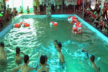 Hà Tĩnh: Trường học đầu tư bể trên 1 tỷ dạy bơi cho học sinh