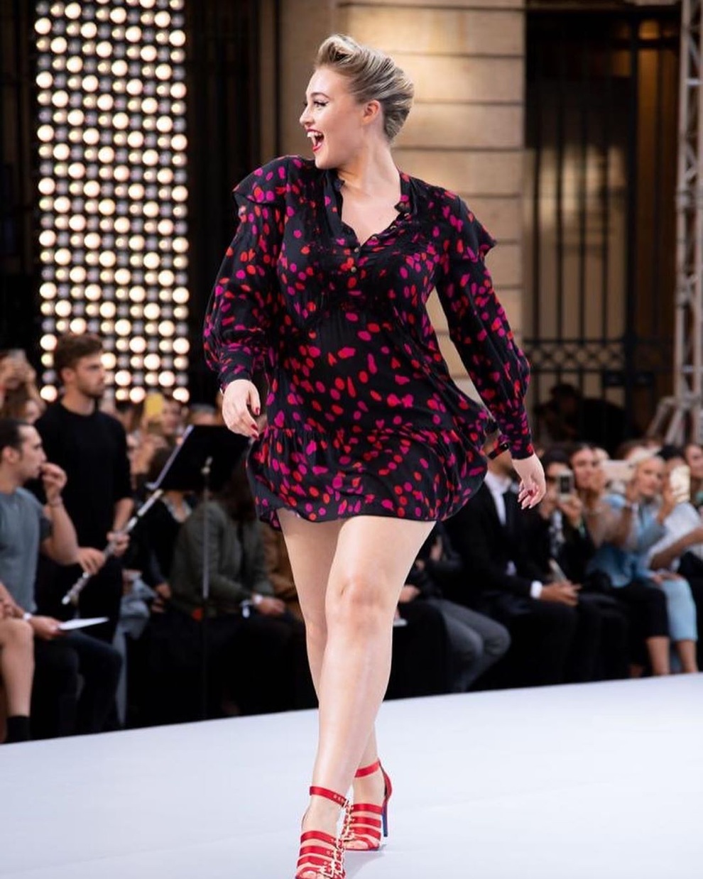 Câu chuyện về siêu mẫu xinh đẹp nặng gần... 90 kg - 13 Câu chuyện về siêu mẫu xinh đẹp nặng gần... 90 kg - 13