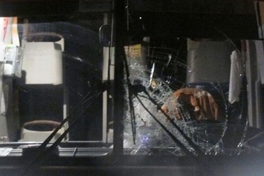 3 xe khách tiếp tục bị ném đá, chặn đường