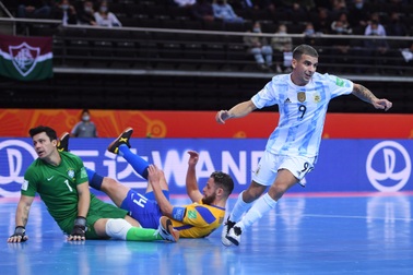 Vào chung kết World Cup, tuyển futsal Argentina được Messi chúc mừng