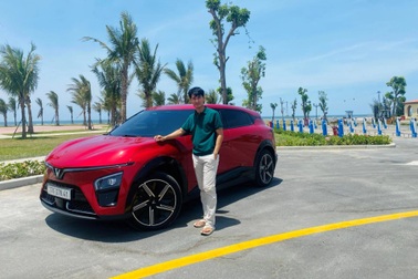 9X mua VinFast VF 7 vì thiết kế đẹp, trải nghiệm lái thể thao ấn tượng