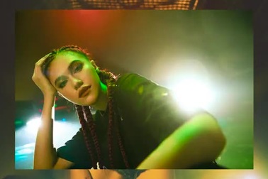 Mai Ngô thể hiện ca khúc "Call me later"