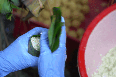 Xóm bánh ú lá tre tất bật dịp Tết Đoan Ngọ ở TPHCM