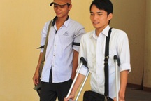 Sĩ tử nhà nghèo chống nạng đi thi ĐH