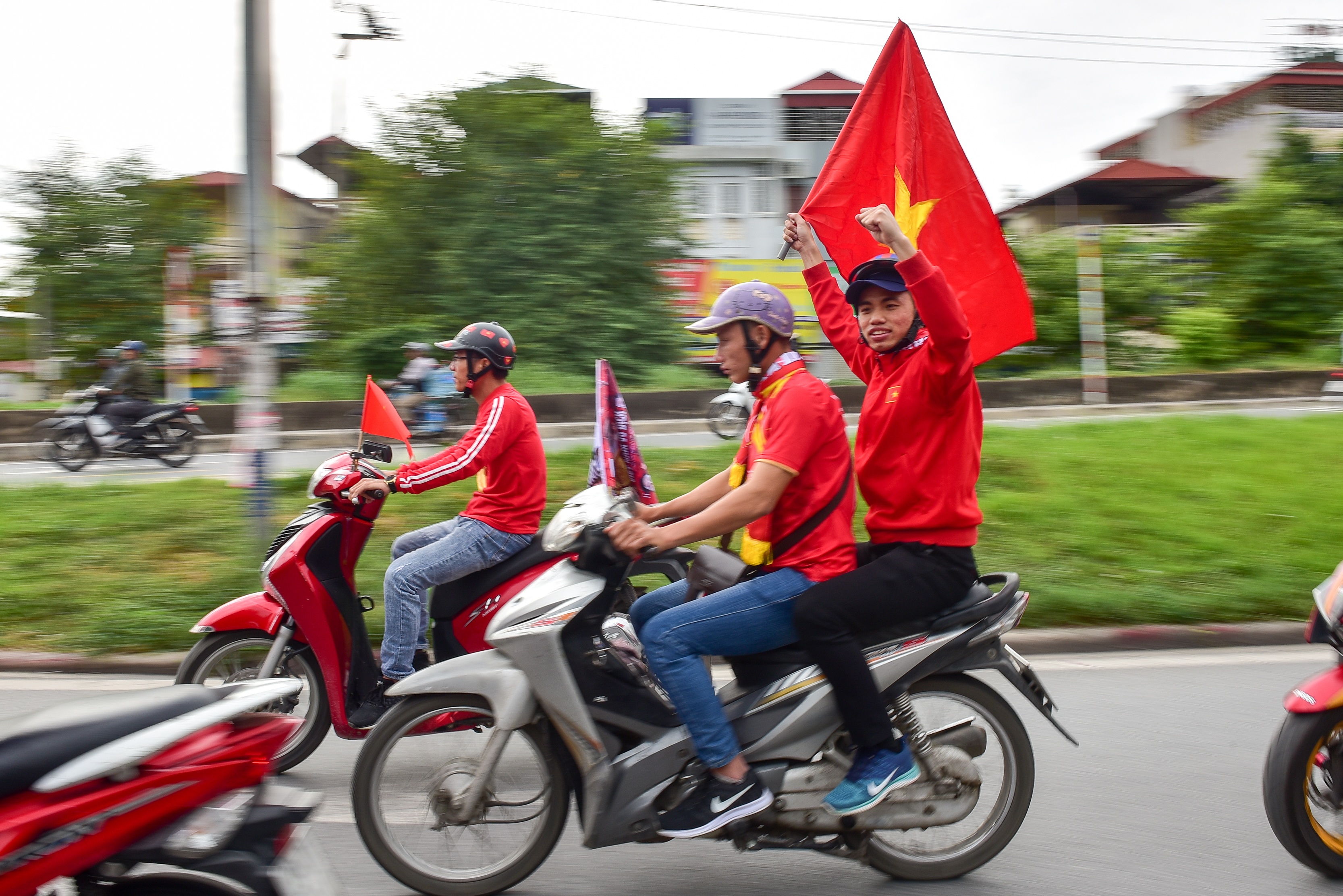 Cổ động viên tiếp lửa cho đội tuyển Việt Nam trước trận gặp Thái Lan - 7 Cổ động viên tiếp lửa cho đội tuyển Việt Nam trước trận gặp Thái Lan - 7