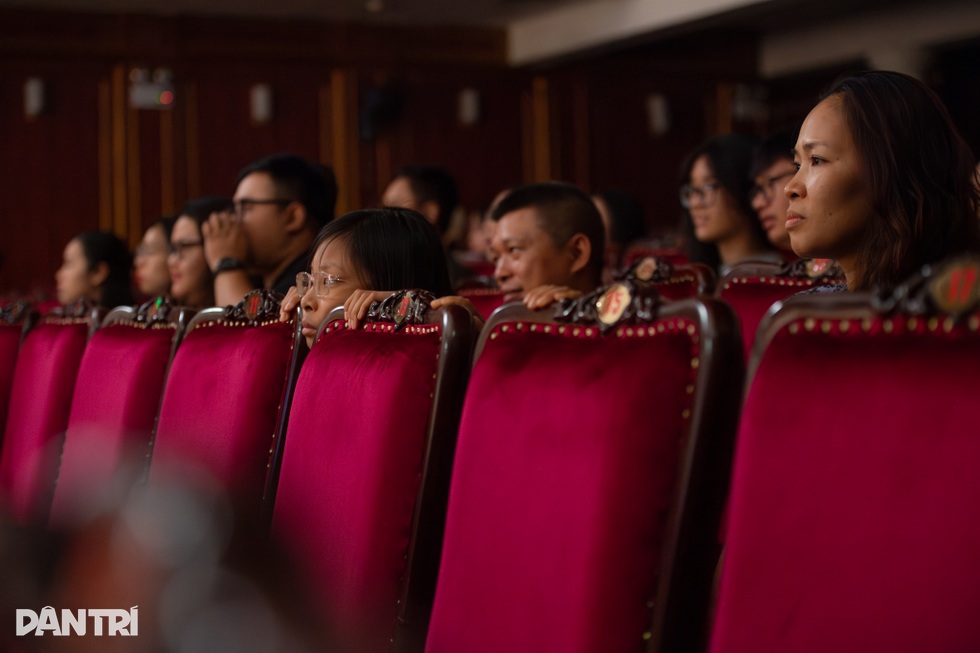 Nghệ sĩ Tuồng làm MC đám cưới, bán đồ ăn, rạp chỉ có 50 khán giả đến xem - 3 Nghệ sĩ Tuồng làm MC đám cưới, bán đồ ăn, rạp chỉ có 50 khán giả đến xem - 3