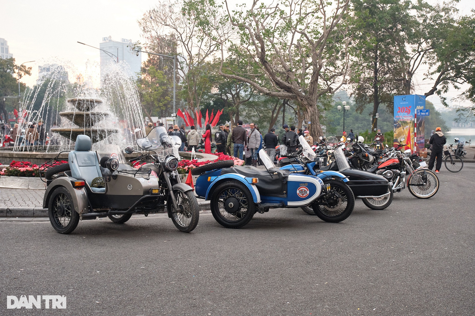 Dàn xe cổ thu hút người du xuân Hà Nội đầu năm Ất Tỵ - 11 Dàn xe cổ thu hút người du xuân Hà Nội đầu năm Ất Tỵ - 11