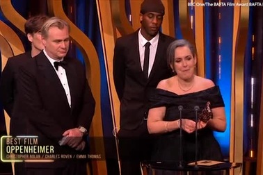 Người đàn ông lên "nhận hôi" giải thưởng tại lễ trao giải điện ảnh đình đám