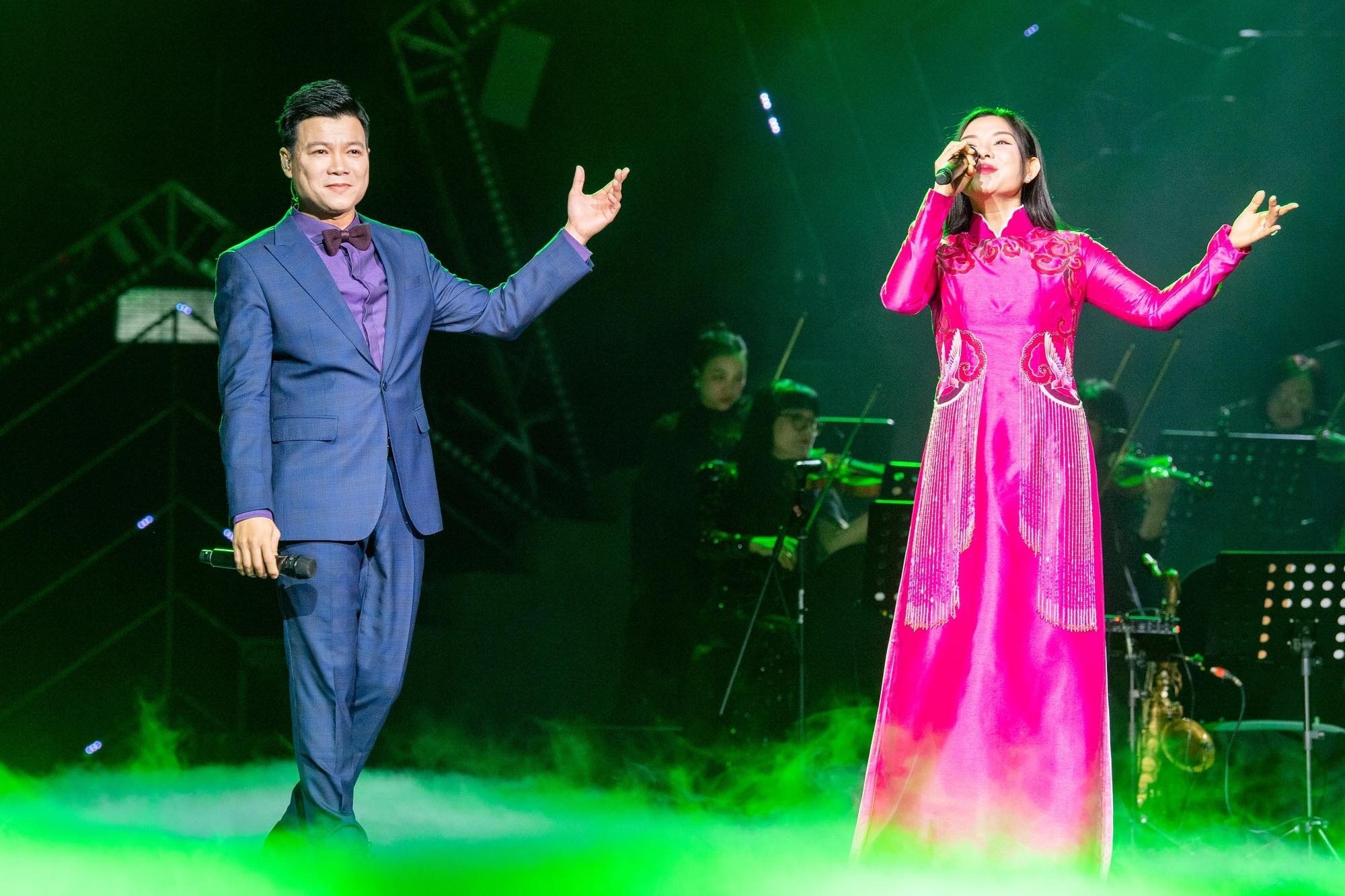 Vu Thang Loi ຮັບເອົາຄວາມທ້າທາຍໃນການຮ້ອງເພງ Phan Manh Quynh - 2 Vũ Thắng Lợi nhận thách đố hát nhạc Phan Mạnh Quỳnh - 2