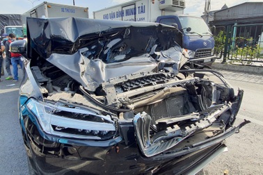 Ô tô tiền tỷ bị 3 xe tải "kẹp" trên quốc lộ