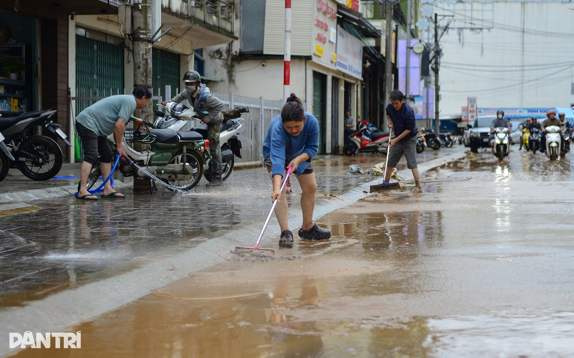Đường phố trung tâm Đà Lạt thành sông do mưa lớn kéo dài - 13