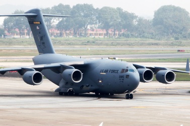 Máy bay vận tải hạng nặng C-17 của Mỹ tiếp tục đến Nội Bài