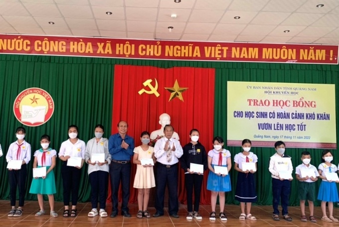 Đại diện Hội Khuyến học tỉnh Quảng Nam trao học bổng cho học sinh tại một sự kiện.