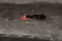 Xe Mercedes chở 5 người lao xuống biển Nha Trang