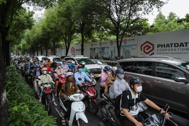 Kẹt xe bủa vây các con đường quanh dự án nhà thi đấu 1.800 tỷ đồng ở TPHCM