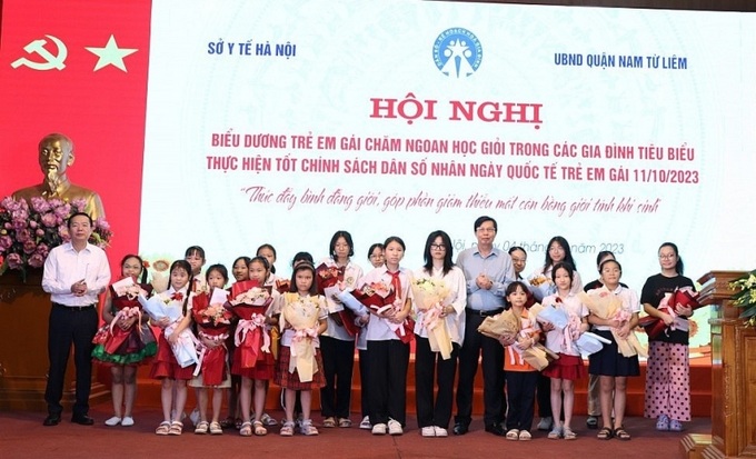 Trẻ em gái chăm ngoan, học giỏi trong các gia đình tiêu biểu thực hiện tốt chính sách dân số trên địa bàn quận Nam Từ Liêm nhận quà biểu dương.