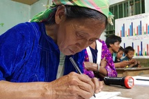 Lớp học xóa mù chữ "đơn độc" trong đêm tối ở lưng chừng núi