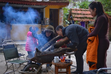 Lạnh "cắt da cắt thịt", người dân phố thị đốt lửa chống rét