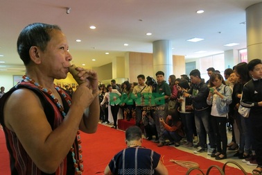 Người Cơ Tu mang thổ cẩm, rượu cần xuống phố