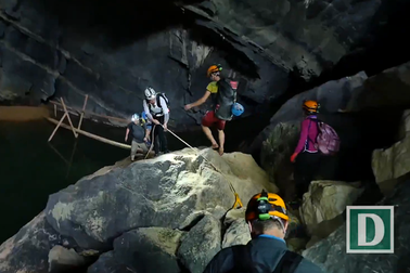 Đại sứ các nước phấn khích khám phá hang Sơn Đoòng