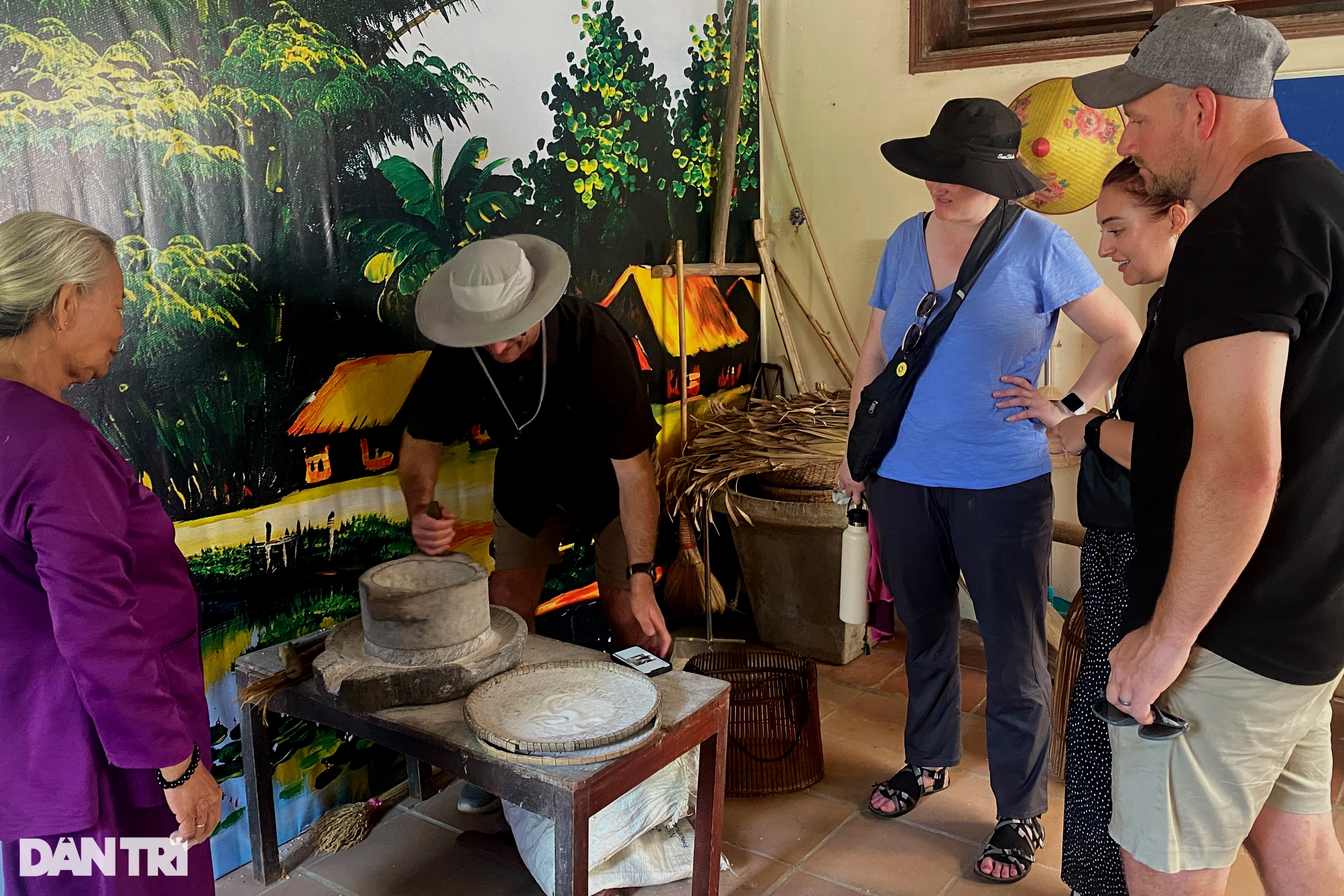 View - Xem khách Tây làm trâu cày, dân làng rước kiệu Bà Cầu | Báo Dân trí