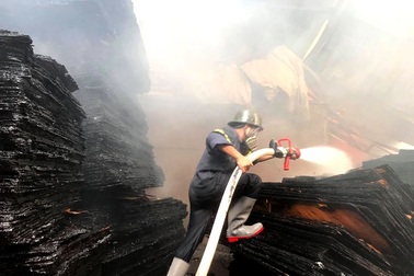 Cháy lớn tại cơ sở làm ván ép, gần 1.000m2 nhà xưởng đổ sập