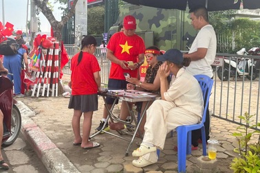 Giá vé trận tuyển Việt Nam - Singapore tăng cao trước giờ bóng lăn