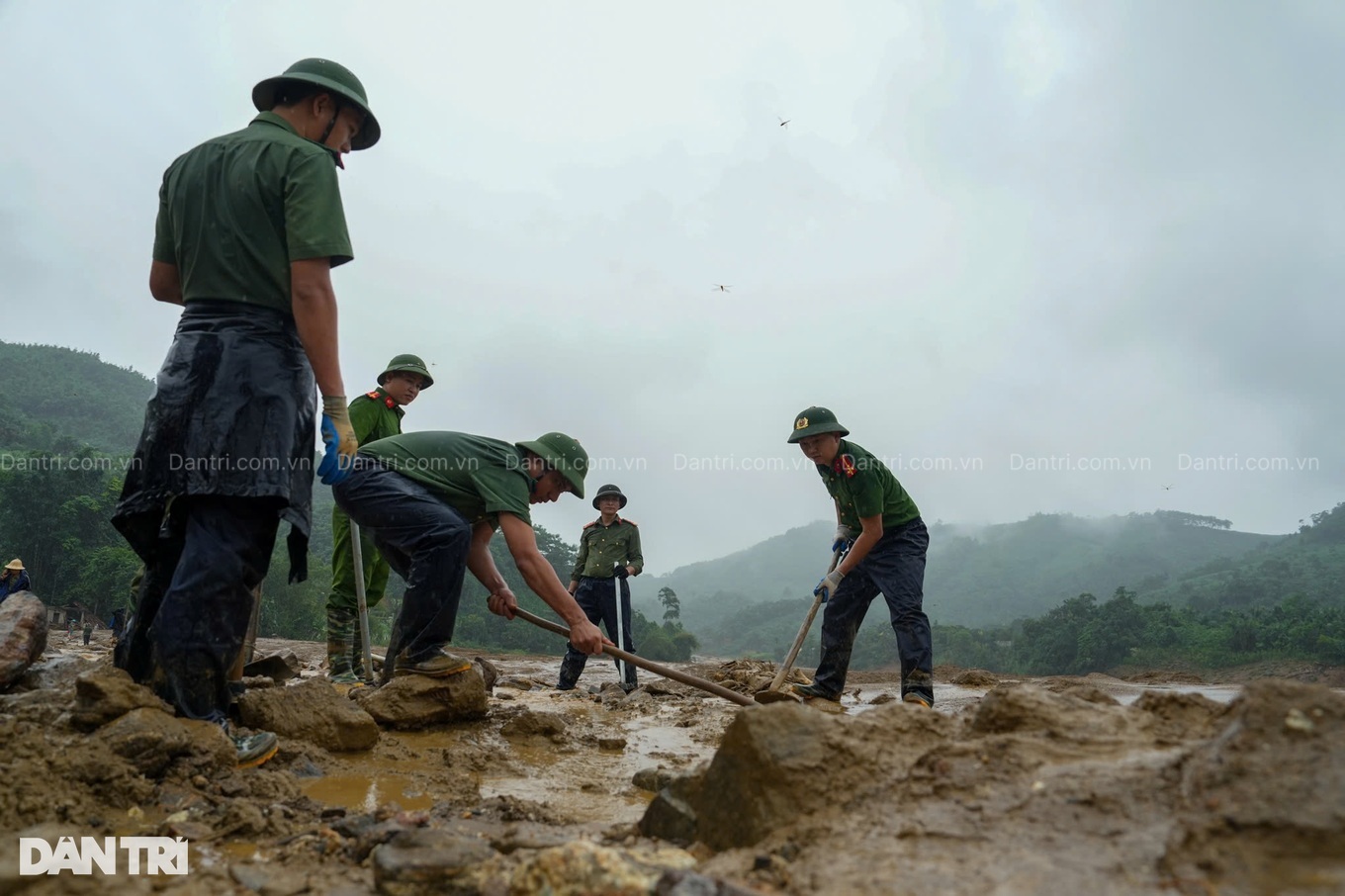 Tìm thấy thêm một thi thể ở Làng Nủ, còn 10 người mất tích - 1