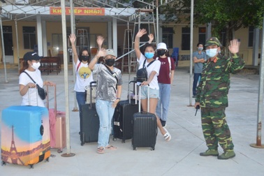 117 người về từ Singapore phấn khởi trở về nhà sau cách ly