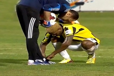 Hành động đẹp: Cầu thủ giúp đối phương buộc lại dây giày