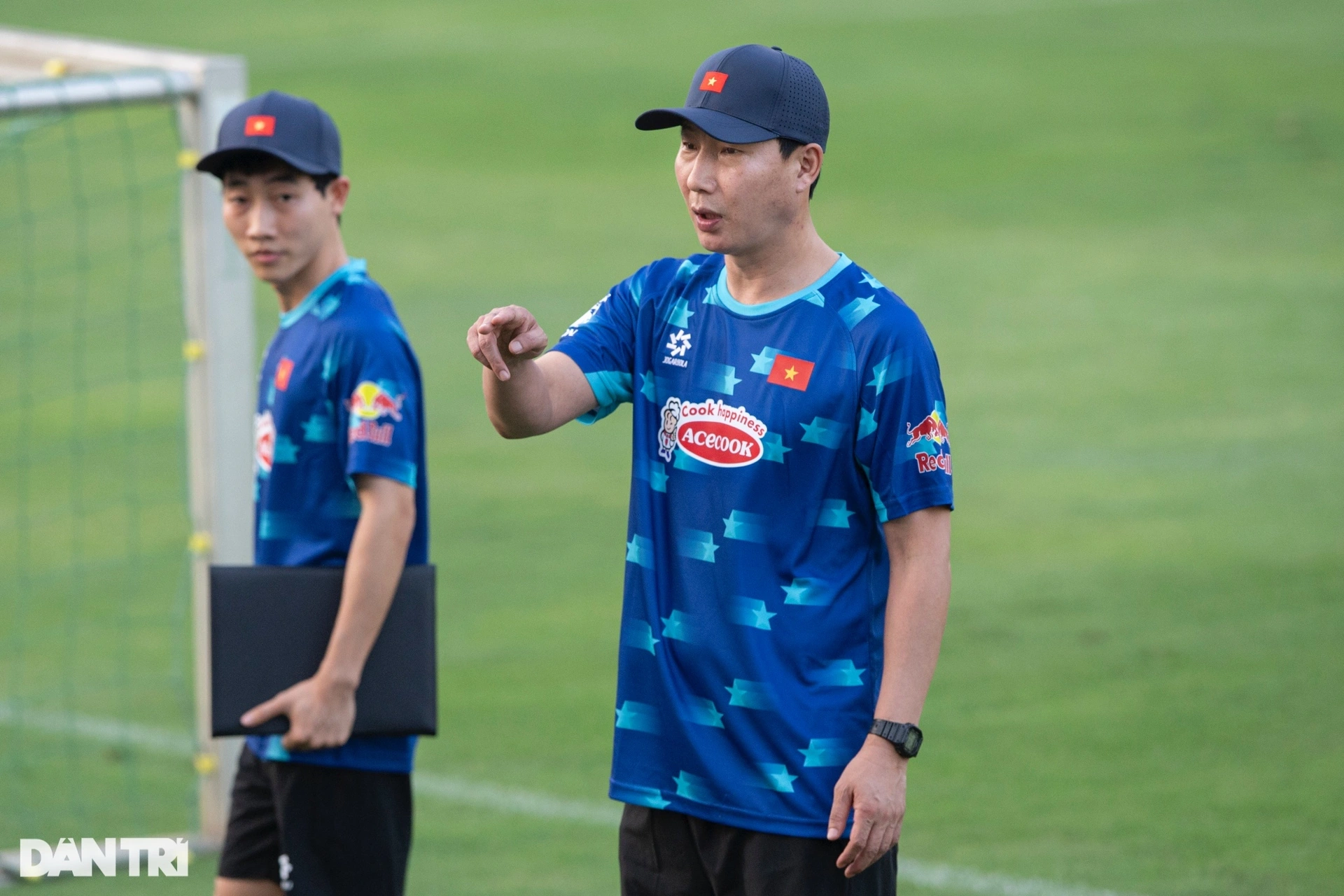 គ្រូបង្វឹក Kim Sang Sik៖ ក្រុមវៀតណាមព្យាយាមយកឈ្នះហ្វីលីពីន និងអ៊ីរ៉ាក់ - ១ HLV Kim Sang Sik: Tuyển Việt Nam cố gắng thắng Philippines và Iraq - 1