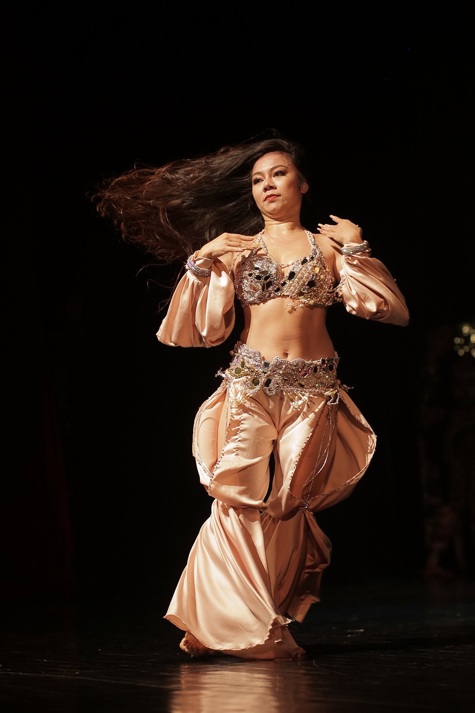 Ngắm đường cong quyến rũ của các vũ công bellydance - 3 Ngắm đường cong quyến rũ của các vũ công bellydance - 3