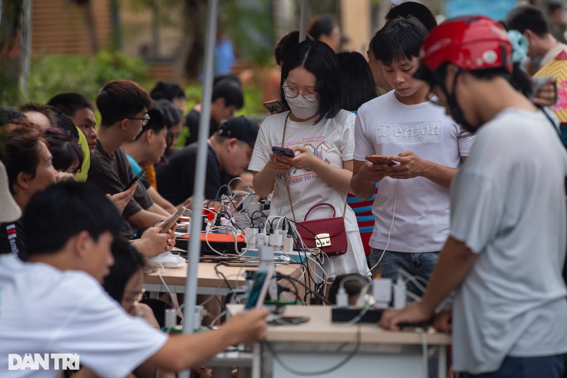 Hạ Long mất điện: Người dân mang thùng phi đi mua xăng dầu, sạc điện thoại - 10 Hạ Long mất điện: Người dân mang thùng phi đi mua xăng dầu, sạc điện thoại - 10