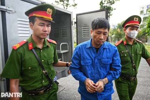 Dẫn giải các bị cáo trong vụ đánh bạc 106 triệu USD tại khách sạn Pullman