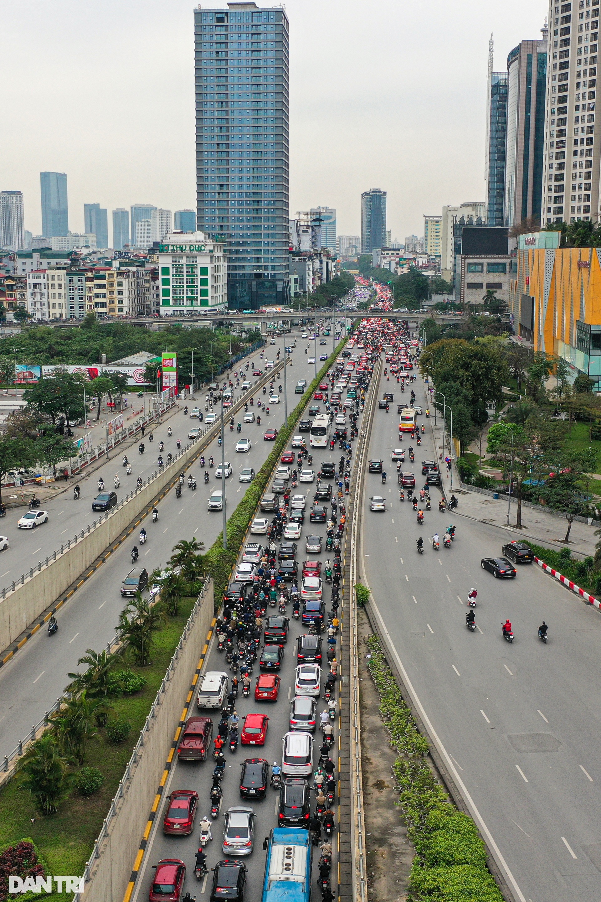 Hà Nội: Giao thông hỗn loạn, kẹt gần 5km trên đại lộ Thăng Long - 14 Hà Nội: Giao thông hỗn loạn, kẹt gần 5km trên đại lộ Thăng Long - 14