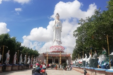 Đầu năm, thăm ngôi chùa có tượng Phật Quan Âm cao nhất miền Tây