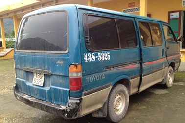 Tạm giữ 2 xe ô tô liên quan đến nhóm người Trung Quốc xả súng