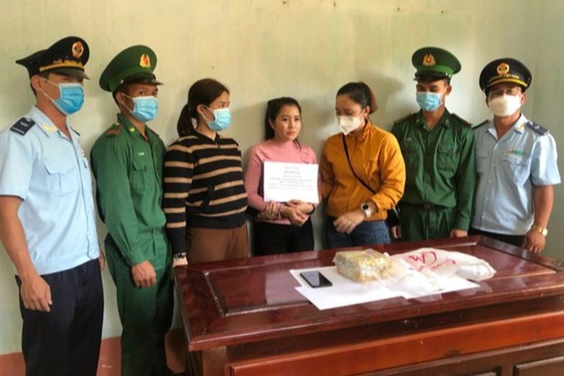 Bắt phụ nữ người nước ngoài vận chuyển 1 kg ma túy qua cửa khẩu - 1 Bắt phụ nữ người nước ngoài vận chuyển 1 kg ma túy qua cửa khẩu - 1