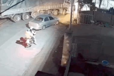 Bài học đắt giá cho tài xế xe con thích "điền vào chỗ trống"