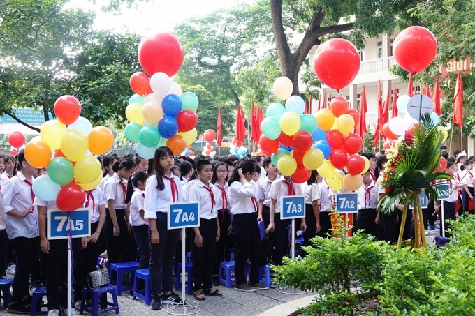 Các em học sinh trong buổi khai giảng năm học mới. Ảnh: XQ