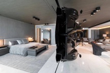 Đại gia cẩu siêu xe lên cao, gắn vào nhà trang trí gây xôn xao