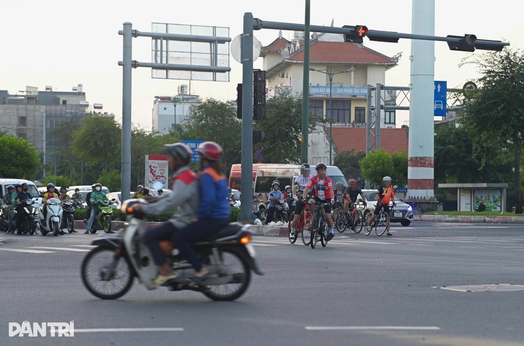 Xe đạp vượt đèn đỏ, chạy vào làn ô tô trên đại lộ ở TPHCM - 4 Xe đạp vượt đèn đỏ, chạy vào làn ô tô trên đại lộ ở TPHCM - 4