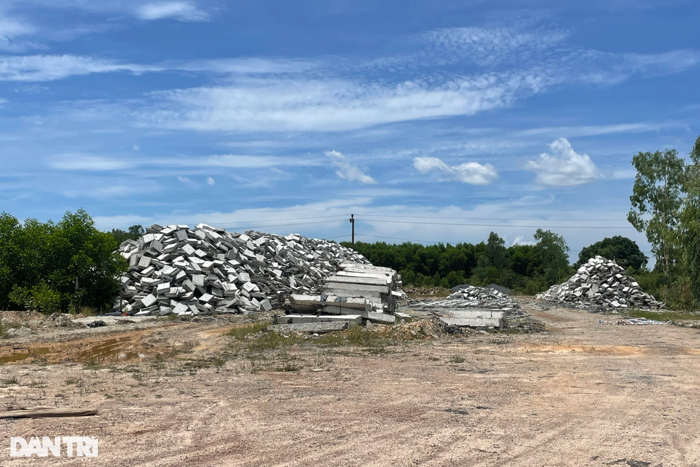 Xử phạt chủ đất có bãi tập kết lạ bên đường mòn Hồ Chí Minh - 2 Xử phạt chủ đất có bãi tập kết lạ bên đường mòn Hồ Chí Minh - 2