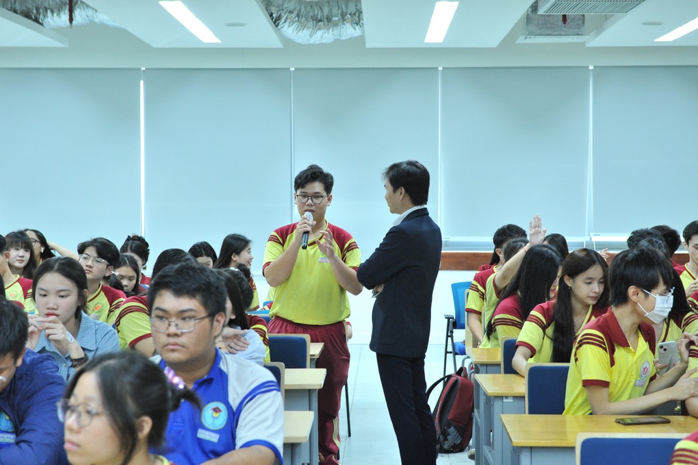 Học sinh được hướng nghiệp và tư vấn tuyển sinh tại UMT Campus Tour 2025 - 4 Học sinh được hướng nghiệp và tư vấn tuyển sinh tại UMT Campus Tour 2025 - 4