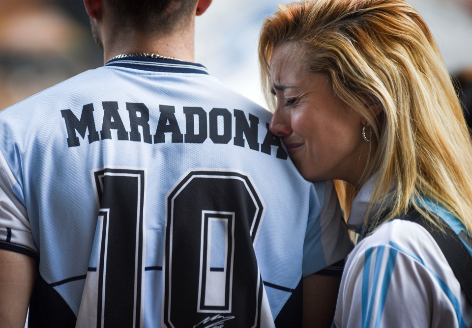Người hâm mộ thế giới khóc thương tiễn biệt Maradona - 2 Người hâm mộ thế giới khóc thương tiễn biệt Maradona - 2
