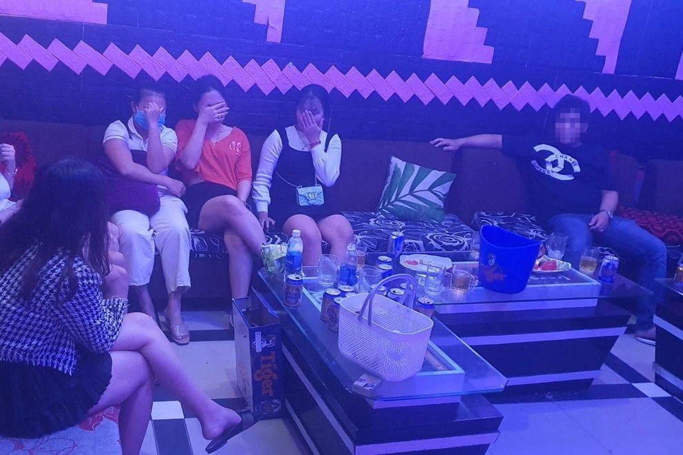 Mở cửa đón khách bất chấp lệnh cấm, quán karaoke bị phạt gần 16 triệu đồng - 1 Mở cửa đón khách bất chấp lệnh cấm, quán karaoke bị phạt gần 16 triệu đồng - 1