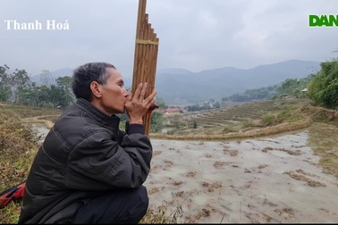 Người đàn ông vào rừng ở ẩn để "giữ hồn" khèn bè truyền thống